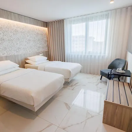 מלון Capris Boutique 4*